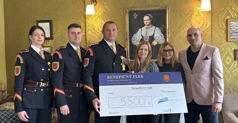 Symbolické odovzdanie šekov vo výške 16 500 eur z výťažku Benefičného plesu Čestnej stráže prezidenta SR